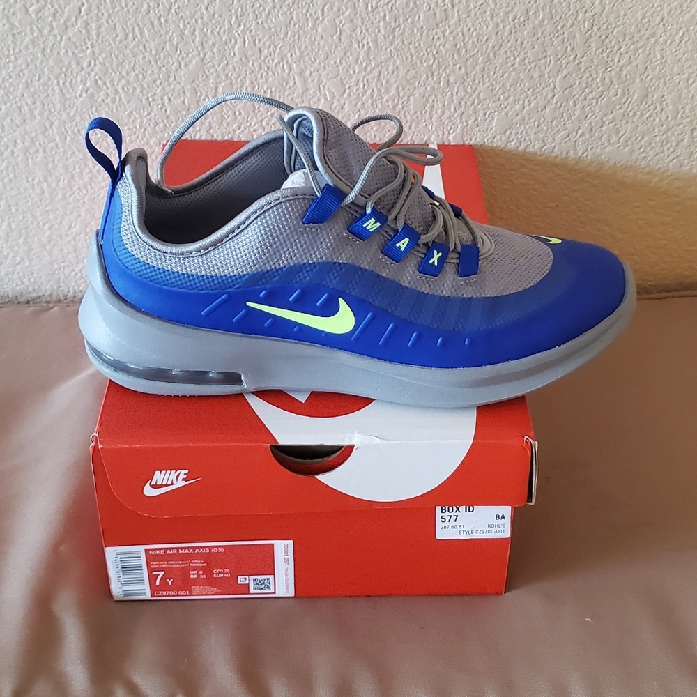 Nike Air Max Axis size 7Y